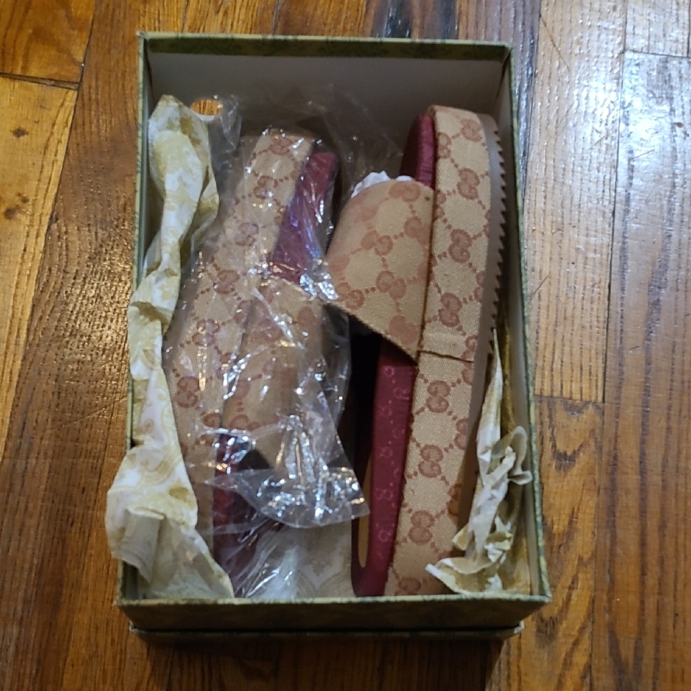 Gucci Beige and Burgundy Logo Slides - Picture 8 of 9